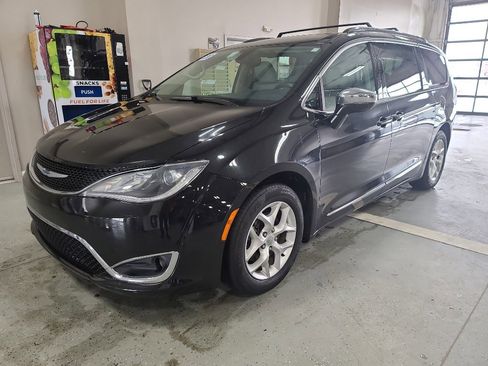 Used 2020 Chrysler Pacifica Limited image 2