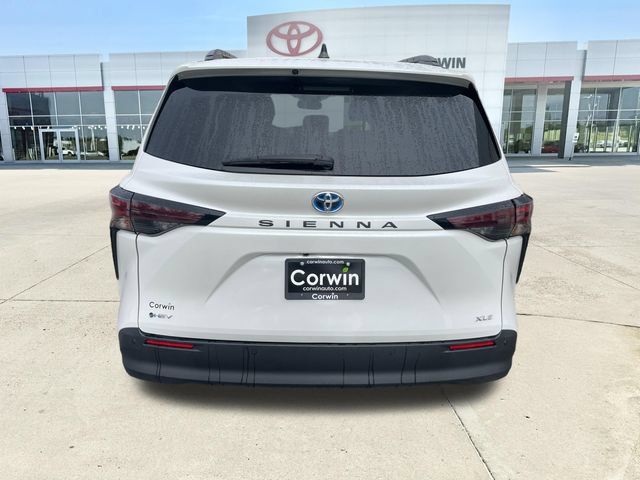 Used 2025 Toyota Sienna XLE FWD image 4