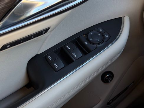 Used 2022 Buick Envision Avenir w/ Technology Package II image 24