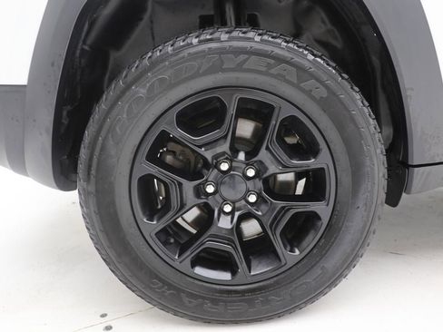 Used 2019 Jeep Cherokee Trailhawk w/ Cold Weather Group image 9