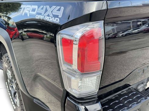 Used 2022 Toyota Tacoma TRD Off-Road w/ Technology Package AWD/4WD image 15