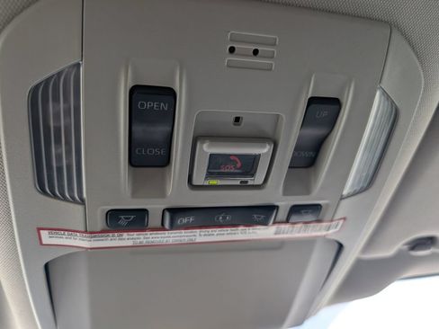 Used 2020 Toyota Highlander XLE FWD image 12