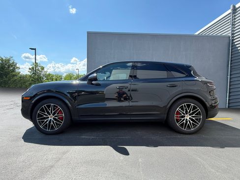 Certified 2025 Porsche Cayenne S AWD/4WD image 2