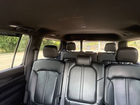 Used 2022 Jeep Wagoneer Series I AWD/4WD image 4