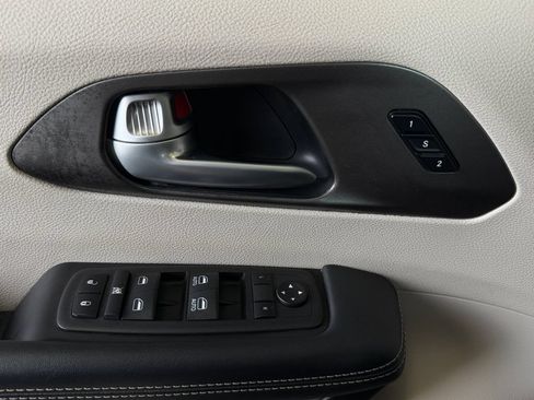 Used 2024 Chrysler Pacifica Touring-L FWD image 27