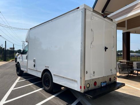 Used 2017 Chevrolet Express 3500 RWD image 3