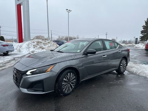 Certified 2024 Nissan Altima 2.5 SV image 3