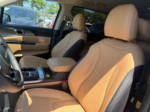 Used 2024 Kia Carnival LX FWD image 11