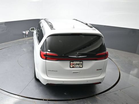 Used 2022 Chrysler Pacifica Touring-L FWD image 20