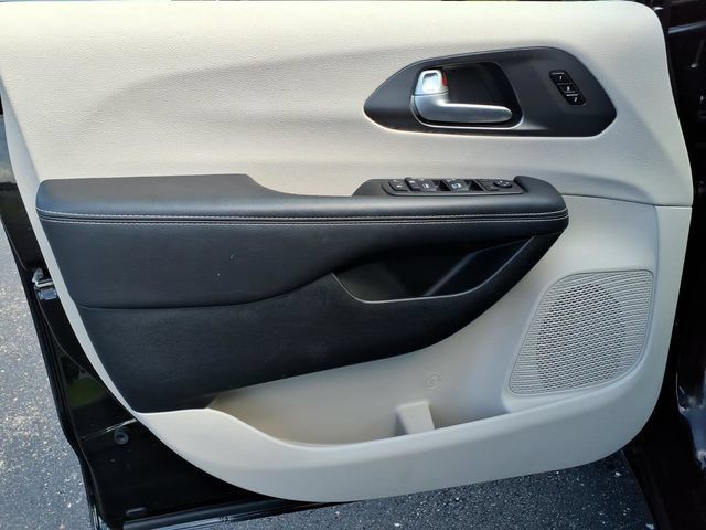 Certified 2024 Chrysler Pacifica Touring-L FWD image 10
