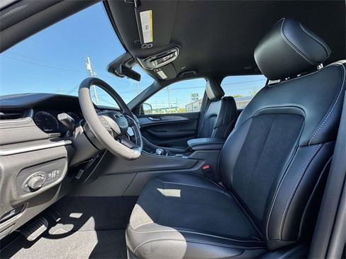 New 2025 Jeep Grand Cherokee Altitude image 18