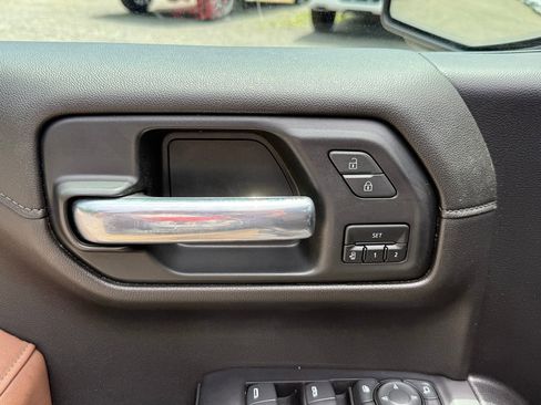 Used 2022 Chevrolet Silverado 1500 High Country w/ Technology Package AWD/4WD image 14