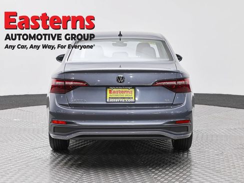 Used 2024 Volkswagen Jetta SE FWD image 6