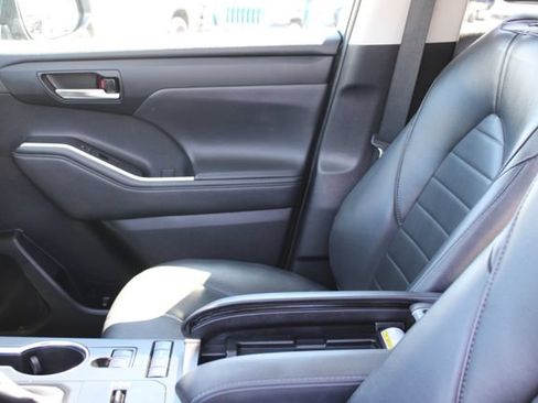 Used 2022 Toyota Highlander XLE AWD/4WD image 38