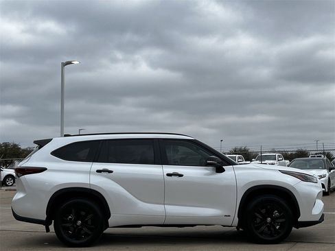 Used 2025 Toyota Highlander XLE image 3