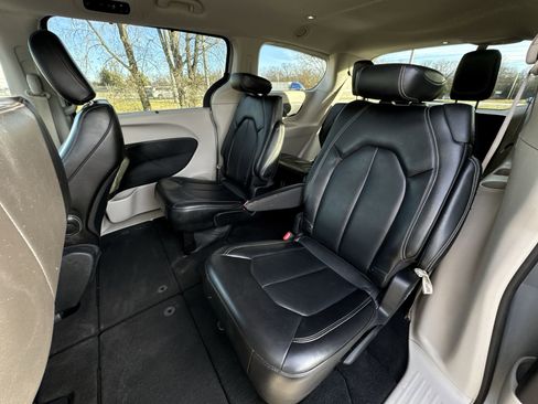 Used 2023 Chrysler Pacifica Touring-L image 22