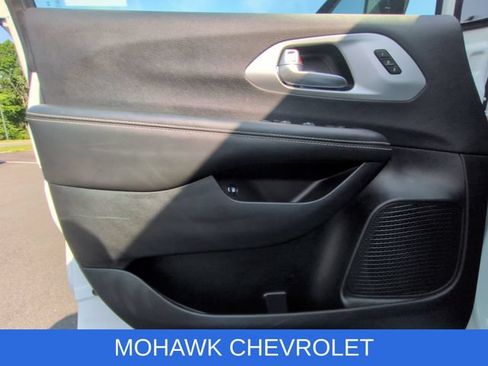 Used 2024 Chrysler Pacifica Limited FWD image 23