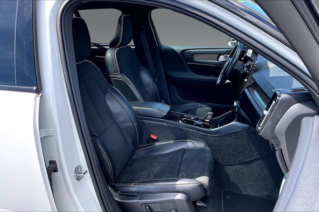 Used 2021 Volvo XC40 T5 R-Design w/ Advanced Package AWD/4WD image 4