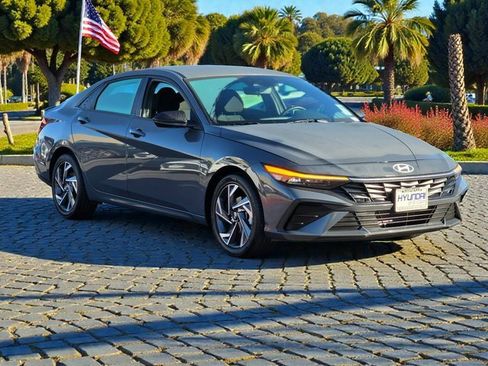 Certified 2025 Hyundai Elantra Sport image 4