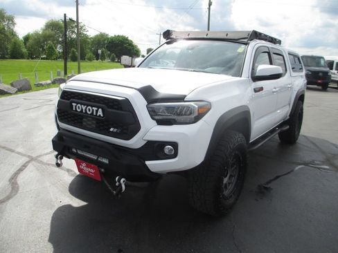 Used 2020 Toyota Tacoma TRD Off-Road AWD/4WD image 9