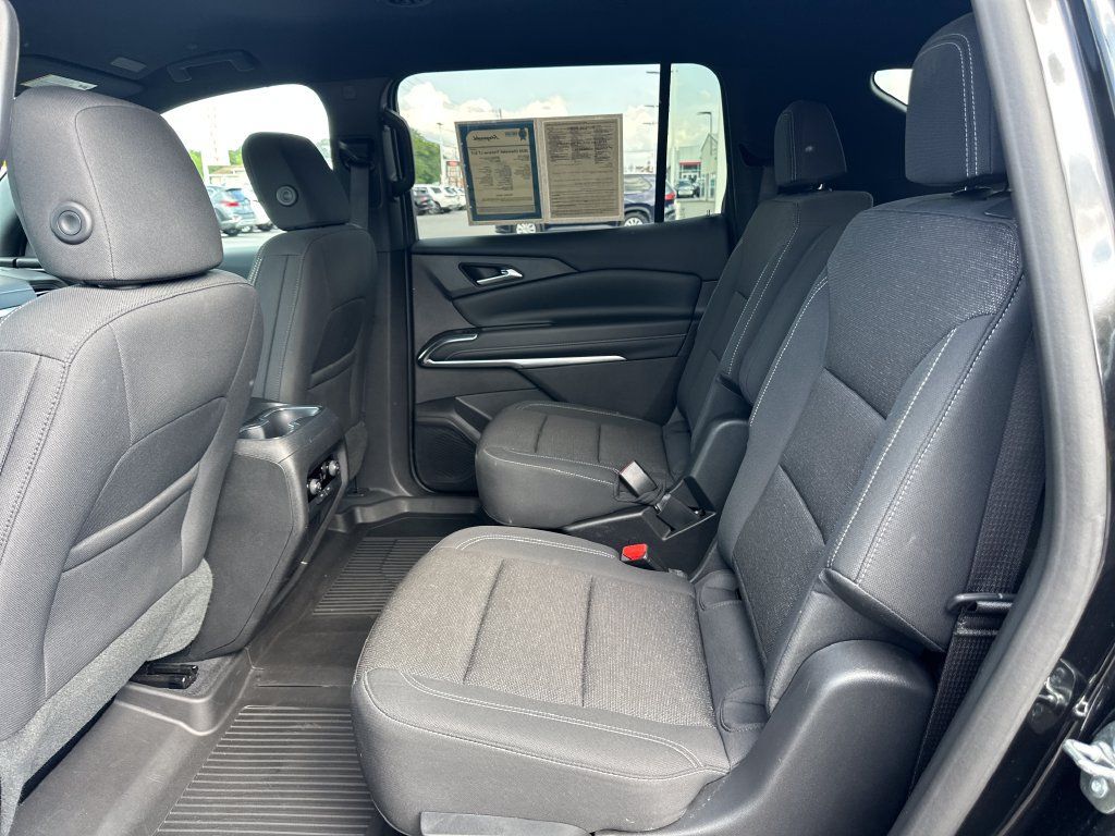 Used 2025 Chevrolet Traverse LT w/ LPO, Floor Liner Package FWD image 17