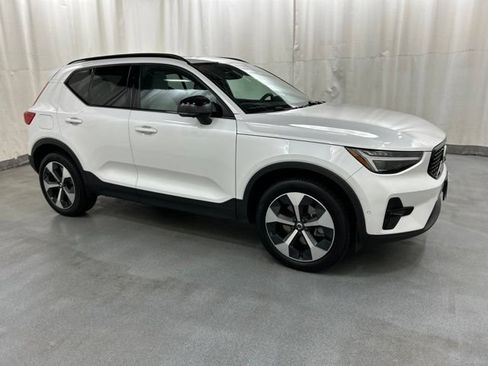 Used 2024 Volvo XC40 B5 Plus w/ Climate Package AWD/4WD image 1