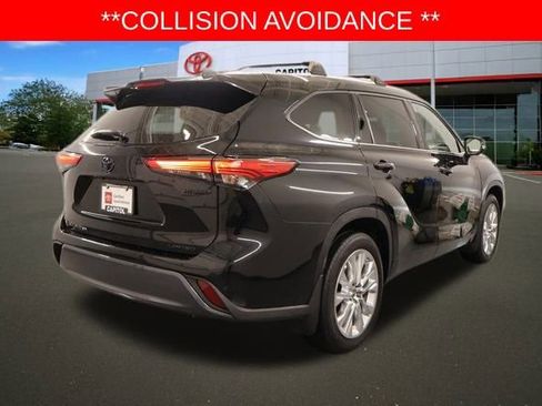 Used 2023 Toyota Highlander Limited image 3