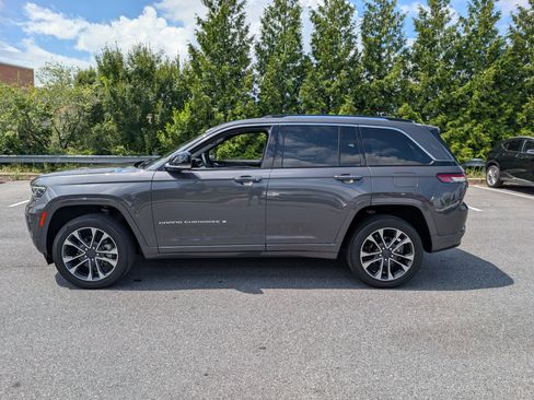 Used 2022 Jeep Grand Cherokee Overland w/ Luxury Tech Group IV AWD/4WD image 6