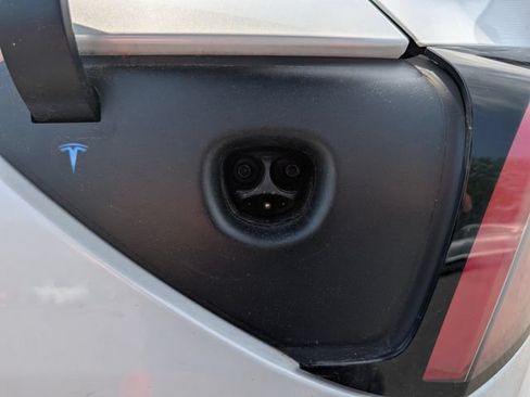 Used 2023 Tesla Model Y Long Range AWD/4WD image 12