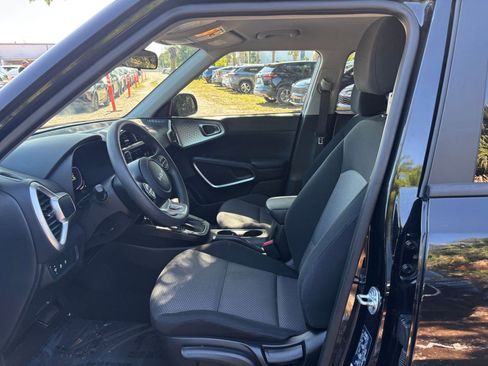 Used 2025 Kia Soul LX w/ LX Technology Package FWD image 25