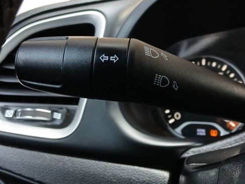 Used 2018 Jeep Renegade Latitude FWD image 9