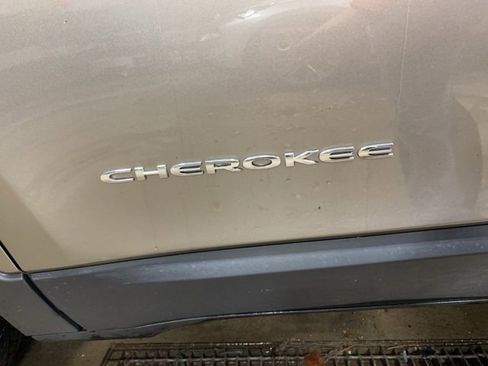 Used 2019 Jeep Cherokee Latitude w/ Popular Appearance Group image 29