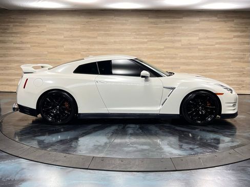 Used 2016 Nissan GT-R Premium image 16