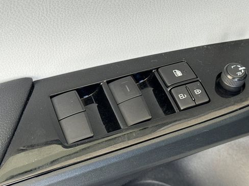 Used 2021 Toyota Prius Prime XLE FWD image 13