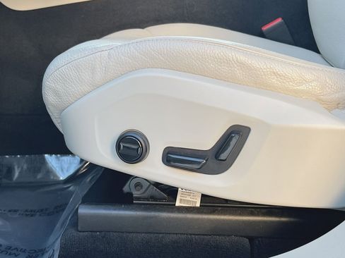 Used 2023 Volvo XC60 B5 Plus image 14