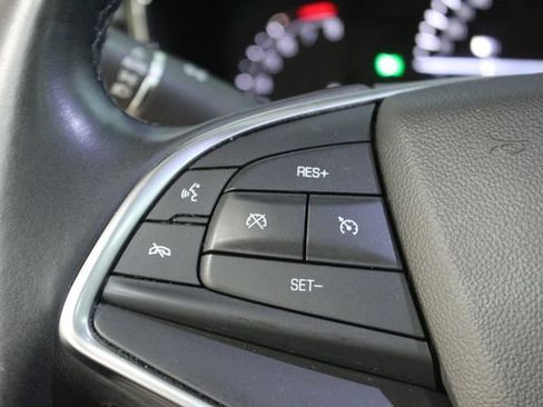Used 2017 Cadillac XT5 Luxury w/ LPO, Sport Package FWD image 16