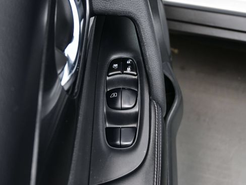 Used 2018 Nissan Rogue SV AWD/4WD image 10