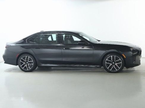 Used 2025 BMW 740i xDrive image 10