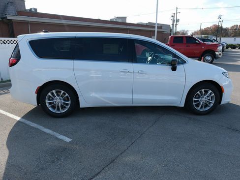 New 2026 Chrysler Pacifica Select image 2