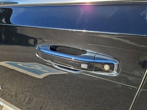 Used 2023 GMC Yukon XL Denali image 10