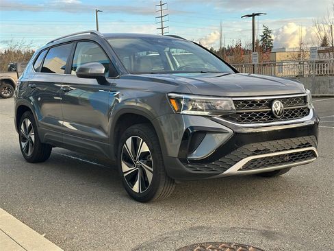 Used 2024 Volkswagen Taos SE image 7