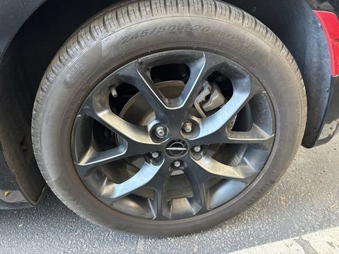 Used 2025 Chrysler Pacifica Limited FWD image 9
