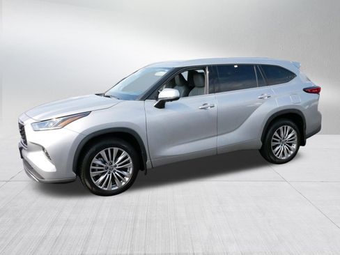 Used 2023 Toyota Highlander Platinum image 3