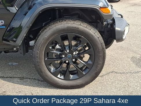 Used 2025 Jeep Wrangler Unlimited Sahara w/ Safety Group AWD/4WD image 10