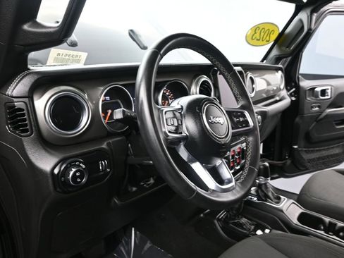 Used 2023 Jeep Gladiator Overland image 15