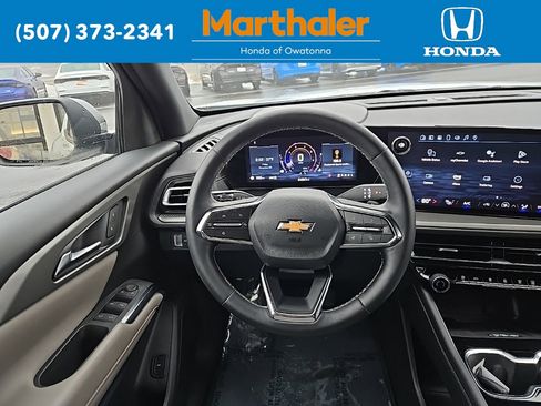 Used 2025 Chevrolet Traverse LT image 24