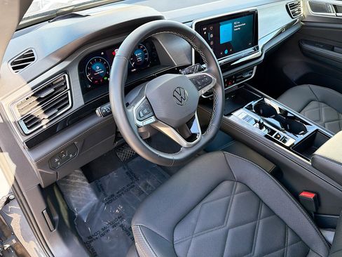 Used 2025 Volkswagen Atlas Cross Sport SE image 25