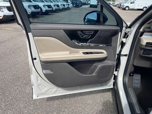 Used 2022 Lincoln Corsair Standard w/ Equipment Group 101A image 8