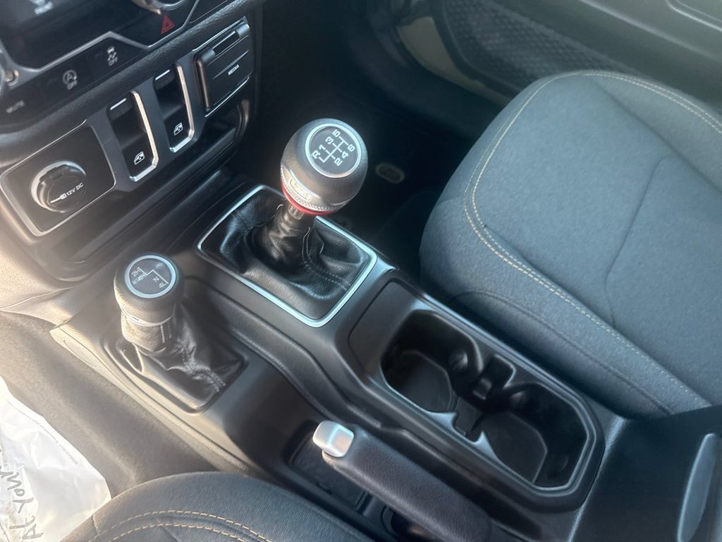 Used 2025 Jeep Wrangler Sport AWD/4WD image 24