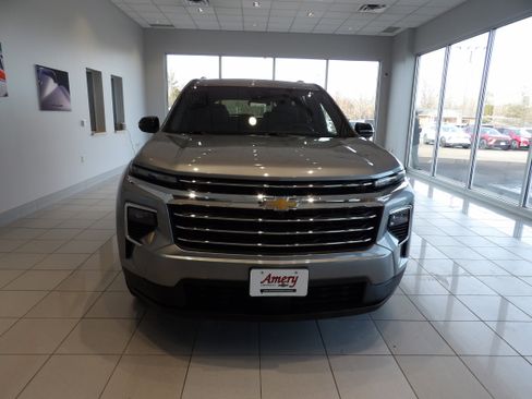 Used 2025 Chevrolet Traverse LT image 2